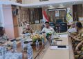 Bupati Aceh Besar H Muharram Idris bersama jajaran OPD terkait mengikuti Rakor Percepatan Rehabilitasi dan Rekonstruksi Pascabencana secara virtual dari Ruang Rapat Bupati di Kota Jantho Senin 26102026 FOTO MC ACEH BESAR
