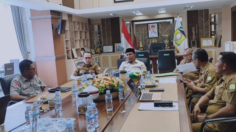 Bupati Aceh Besar H Muharram Idris bersama jajaran OPD terkait mengikuti Rakor Percepatan Rehabilitasi dan Rekonstruksi Pascabencana secara virtual dari Ruang Rapat Bupati di Kota Jantho Senin 26102026 FOTO MC ACEH BESAR KETIKKABARcom Bupati Aceh Besar H Muharram Idris bersama jajaran OPD terkait mengikuti Rakor Percepatan Rehabilitasi dan Rekonstruksi Pascabencana secara virtual dari Ruang Rapat Bupati di Kota Jantho Senin 26102026 FOTO MC ACEH BESAR