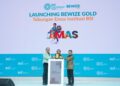 Direktur Sales Distribution PT Bank Syariah Indonesia Persero Tbk BSI Anton Sukarna tengah didampingi Direktur Treasury International Banking Firman Nugraha kiri dan SEVP Digital Banking M Misbahul Munir kanan saat peluncuran BEWIZE Gold dalam rangkaian BSI International Expo 2026 di Jakarta 2710