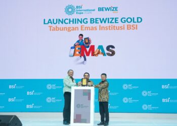 Direktur Sales Distribution PT Bank Syariah Indonesia Persero Tbk BSI Anton Sukarna tengah didampingi Direktur Treasury International Banking Firman Nugraha kiri dan SEVP Digital Banking M Misbahul Munir kanan saat peluncuran BEWIZE Gold dalam rangkaian BSI International Expo 2026 di Jakarta 2710