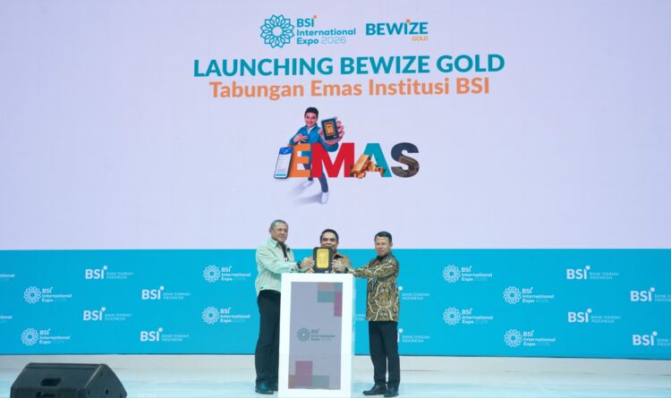 Direktur Sales Distribution PT Bank Syariah Indonesia Persero Tbk BSI Anton Sukarna tengah didampingi Direktur Treasury International Banking Firman Nugraha kiri dan SEVP Digital Banking M Misbahul Munir kanan saat peluncuran BEWIZE Gold dalam rangkaian BSI International Expo 2026 di Jakarta 2710 KETIKKABARcom Direktur Sales Distribution PT Bank Syariah Indonesia Persero Tbk BSI Anton Sukarna tengah didampingi Direktur Treasury International Banking Firman Nugraha kiri dan SEVP Digital Banking M Misbahul Munir kanan saat peluncuran BEWIZE Gold dalam rangkaian BSI International Expo 2026 di Jakarta 2710
