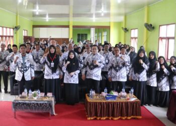 Wali Kota Sabang Zulkifli H. Adam foto bersama usai membuka Konferensi XXIII PGRI Kota Sabang bertajuk “Guru Bermutu Indonesia Maju Bersama PGRI Wujudkan Indonesia Emas” di Aula SMP Negeri 1 Sabang, Selasa, 27 Oktober 2026./FOTO: Ist.
