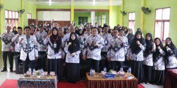 Wali Kota Sabang Zulkifli H Adam foto bersama usai membuka Konferensi XXIII PGRI Kota Sabang bertajuk Guru Bermutu Indonesia Maju Bersama PGRI Wujudkan Indonesia Emas di Aula SMP Negeri 1 Sabang Selasa 27 Oktober 2026FOTO Ist