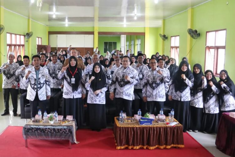 Wali Kota Sabang Zulkifli H Adam foto bersama usai membuka Konferensi XXIII PGRI Kota Sabang bertajuk Guru Bermutu Indonesia Maju Bersama PGRI Wujudkan Indonesia Emas di Aula SMP Negeri 1 Sabang Selasa 27 Oktober 2026FOTO Ist KETIKKABARcom Wali Kota Sabang Zulkifli H Adam foto bersama usai membuka Konferensi XXIII PGRI Kota Sabang bertajuk Guru Bermutu Indonesia Maju Bersama PGRI Wujudkan Indonesia Emas di Aula SMP Negeri 1 Sabang Selasa 27 Oktober 2026FOTO Ist