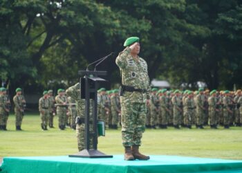 Irdam IM, Brigadir Jenderal TNI Heri Purwanto, bertindak sebagai Inspektur Upacara dalam peringatan Hari Sumpah Pemuda ke-98 Tahun 2026 yang berlangsung di Lapangan Blang Padang, Kota Banda Aceh, Rabu, 28 Oktober 2026./FOTO: Ist.
