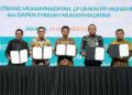 Dari kiri Ketua LP UMKM PP Muhammadiyah Toni Firmansyah Direktur Retail Banking BSI Kemas Erwan Husainy Wakil Ketua Majelis Diktilitbang PP Muhammadiyah Prof Mahfud Sholihin Direktur Treasury International Banking BSI Firman Nugraha dan Direktur Utama Dana Pensiun Syariah Muhammadiyah Adhi Yunantono menunjukkan dokumen kerja sama dalam rangkaian BSI International Expo 2026 di Jakarta International Convention Center Jakarta Sabtu 24102026