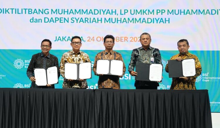 Dari kiri Ketua LP UMKM PP Muhammadiyah Toni Firmansyah Direktur Retail Banking BSI Kemas Erwan Husainy Wakil Ketua Majelis Diktilitbang PP Muhammadiyah Prof Mahfud Sholihin Direktur Treasury International Banking BSI Firman Nugraha dan Direktur Utama Dana Pensiun Syariah Muhammadiyah Adhi Yunantono menunjukkan dokumen kerja sama dalam rangkaian BSI International Expo 2026 di Jakarta International Convention Center Jakarta Sabtu 24102026 KETIKKABARcom Dari kiri Ketua LP UMKM PP Muhammadiyah Toni Firmansyah Direktur Retail Banking BSI Kemas Erwan Husainy Wakil Ketua Majelis Diktilitbang PP Muhammadiyah Prof Mahfud Sholihin Direktur Treasury International Banking BSI Firman Nugraha dan Direktur Utama Dana Pensiun Syariah Muhammadiyah Adhi Yunantono menunjukkan dokumen kerja sama dalam rangkaian BSI International Expo 2026 di Jakarta International Convention Center Jakarta Sabtu 24102026