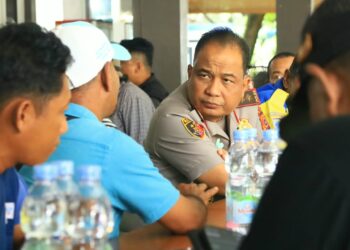 Kapolda Aceh Irjen Pol Ruddi Setiawan saat berdiskusi dengan masyarakat di Pelabuhan Ulee Lheue Kecamatan Meuraxa Kota Banda Aceh Rabu 28 Oktober 2026FOTO Ist