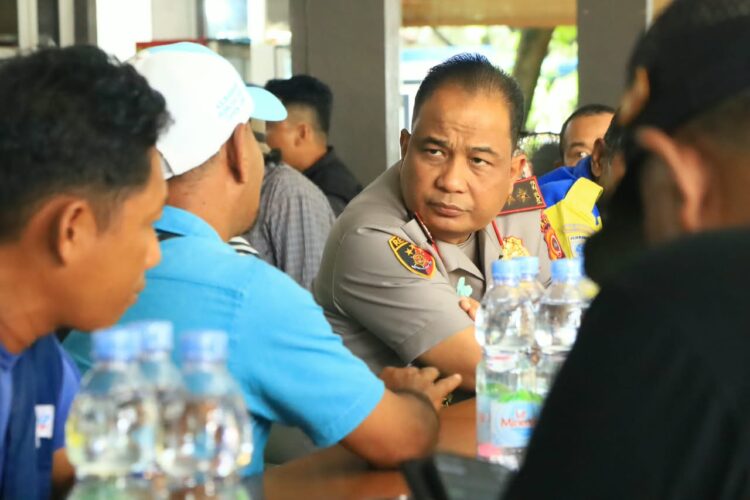 Kapolda Aceh Irjen Pol Ruddi Setiawan saat berdiskusi dengan masyarakat di Pelabuhan Ulee Lheue Kecamatan Meuraxa Kota Banda Aceh Rabu 28 Oktober 2026FOTO Ist KETIKKABARcom Kapolda Aceh Irjen Pol Ruddi Setiawan saat berdiskusi dengan masyarakat di Pelabuhan Ulee Lheue Kecamatan Meuraxa Kota Banda Aceh Rabu 28 Oktober 2026FOTO Ist