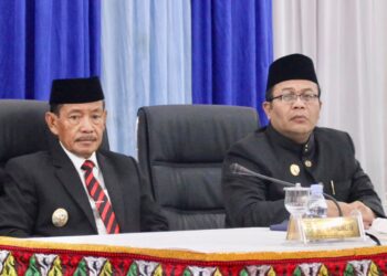 Wali Kota Sabang Zulkifli H Adam kanan yang didampingi Wakil Wali Kota Sabang Suradji Junus dalam Rapat Paripurna ke 1 DPRK Sabang pada Rabu 28 Oktober 2026FOTO Ist