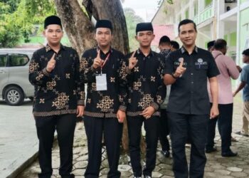 Foto bersama Camat Kecamatan Ingin Jaya, Al Mubarak Akbar SSTP MM dan para peserta Kafilah Kecamatan Ingin Jaya, usai meraih juara 1 cabang perlombaan Fahmil Putra pada MTQ XXXV tingkat Kabupaten Aceh Besar tahun 2026, di Kecamatan Kuta Baro, Aceh Besar, Rabu (28/10/2026). FOTO/ DOK MC ACEH BESAR