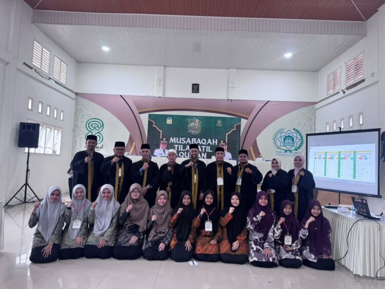 Dewan Hakim cabang Fahmil Quran foto bersama dengan peserta Fahmil Quran putri pada MTQ ke35 Tingkat Kabupaten Aceh Besar di Aula Dayah Daruzzahidin Kecamatan Kuta Baro Rabu 28102026 FOTOMC ACEH BESAR KETIKKABARcom Dewan Hakim cabang Fahmil Quran foto bersama dengan peserta Fahmil Quran putri pada MTQ ke 35 Tingkat Kabupaten Aceh Besar di Aula Dayah Daruzzahidin Kecamatan Kuta Baro Rabu 28102026 FOTOMC ACEH BESAR