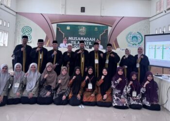 Dewan Hakim cabang Fahmil Qur’an foto bersama dengan peserta Fahmil Qur'an putri pada MTQ ke-35 Tingkat Kabupaten Aceh Besar di Aula Dayah Daruzzahidin, Kecamatan Kuta Baro, Rabu (28/10/2026). FOTO/MC ACEH BESAR