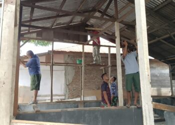 Satuan Tugas Satgas TNI Manunggal Membangun Desa TMMD Reguler ke 130 Kodim 0108Aceh Tenggara memacu pengerjaan renovasi Rumah Tidak Layak Huni RTLH bagi warga kurang mampuFOTO Ist