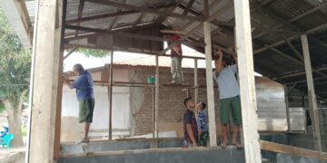 Satuan Tugas Satgas TNI Manunggal Membangun Desa TMMD Reguler ke 130 Kodim 0108Aceh Tenggara memacu pengerjaan renovasi Rumah Tidak Layak Huni RTLH bagi warga kurang mampuFOTO Ist