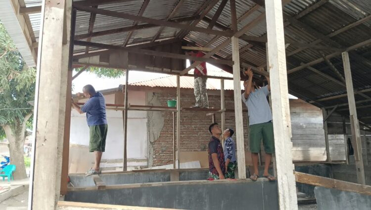 Satuan Tugas Satgas TNI Manunggal Membangun Desa TMMD Reguler ke130 Kodim 0108Aceh Tenggara memacu pengerjaan renovasi Rumah Tidak Layak Huni RTLH bagi warga kurang mampuFOTO Ist KETIKKABARcom Satuan Tugas Satgas TNI Manunggal Membangun Desa TMMD Reguler ke 130 Kodim 0108Aceh Tenggara memacu pengerjaan renovasi Rumah Tidak Layak Huni RTLH bagi warga kurang mampuFOTO Ist