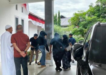 Polisi mengamankan seorang perempuan berinisial NA yang diduga selingkuhan ketua DPRK Nagan Raya saat digerebek oleh warga di rumah dinasnya, Kompleks Perkantoran Suka Makmue, Kabupaten Nagan Raya, Rabu malam, 28 Oktober 2026, sekira pukul 22.00 WIB./FOTO: Ist
