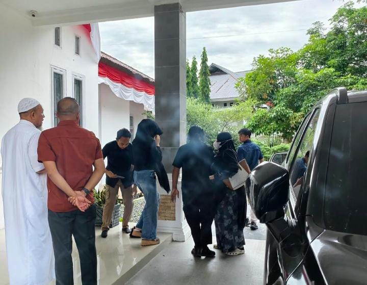 Polisi mengamankan seorang perempuan berinisial NA yang diduga selingkuhan ketua DPRK Nagan Raya saat digerebek oleh warga di rumah dinasnya Kompleks Perkantoran Suka Makmue Kabupaten Nagan Raya Rabu malam 28 Oktober 2026 sekira pukul 2200 WIBFOTO Ist KETIKKABARcom Polisi mengamankan seorang perempuan berinisial NA yang diduga selingkuhan ketua DPRK Nagan Raya saat digerebek oleh warga di rumah dinasnya Kompleks Perkantoran Suka Makmue Kabupaten Nagan Raya Rabu malam 28 Oktober 2026 sekira pukul 2200 WIBFOTO Ist