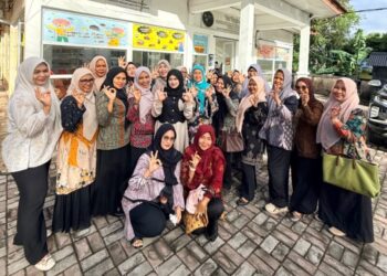 Dekranasda Kota Sabang Nuri Farisal bersama Wakil Ketua Erwani Meutia meninjau Sentra Industri Kecil dan Menengah IKM Kakao serta Rumah Kemasan Kota Sabang di kawasan Sabang Fair Kamis sore 29 Oktober 2026FOTO Ist