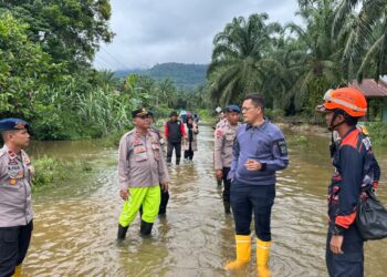 Kapolres Aceh Selatan AKBP T Ricki Fadlianshah meninjau langsung lokasi bencana banjir yang menerjang wilayah Kecamatan Trumon Tengah Kabupaten Aceh Selatan Kamis 29 Oktober 2026FOTO Ist
