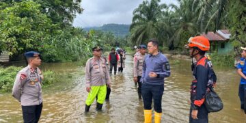 Kapolres Aceh Selatan AKBP T Ricki Fadlianshah meninjau langsung lokasi bencana banjir yang menerjang wilayah Kecamatan Trumon Tengah Kabupaten Aceh Selatan Kamis 29 Oktober 2026FOTO Ist