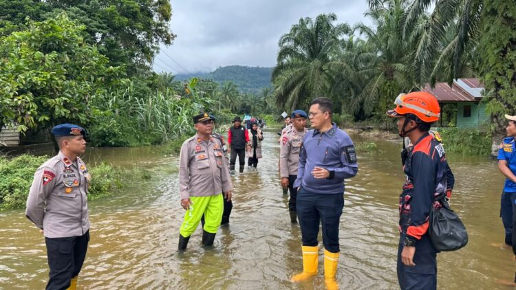 Kapolres Aceh Selatan AKBP T Ricki Fadlianshah meninjau langsung lokasi bencana banjir yang menerjang wilayah Kecamatan Trumon Tengah Kabupaten Aceh Selatan Kamis 29 Oktober 2026FOTO Ist KETIKKABARcom Kapolres Aceh Selatan AKBP T Ricki Fadlianshah meninjau langsung lokasi bencana banjir yang menerjang wilayah Kecamatan Trumon Tengah Kabupaten Aceh Selatan Kamis 29 Oktober 2026FOTO Ist