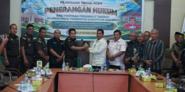 Foto bersama usai penerangan hukum yang berlangsung di Aula Sanusi Wahab Kantor Bupati Aceh Besar Kota Jantho Kamis 29102026 FOTO MC ACEH BESAR
