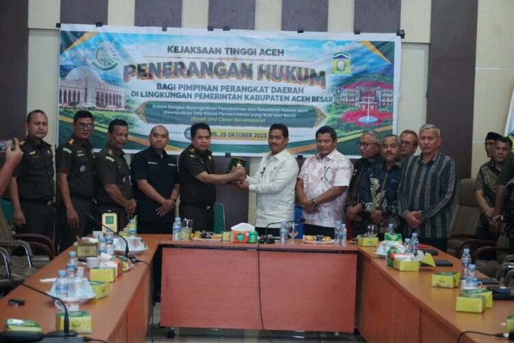 Foto bersama usai penerangan hukum yang berlangsung di Aula Sanusi Wahab Kantor Bupati Aceh Besar Kota Jantho Kamis 29102026 FOTO MC ACEH BESAR KETIKKABARcom Foto bersama usai penerangan hukum yang berlangsung di Aula Sanusi Wahab Kantor Bupati Aceh Besar Kota Jantho Kamis 29102026 FOTO MC ACEH BESAR