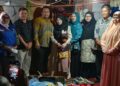 Wali Kota Sabang Zulkifli H Adam bersama Ketua Tim Penggerak PKK Kota Sabang Nuri Farisal menyambangi kediaman Siti Rohamah warga Jurong Keramat Gampong Kuta Timu Kecamatan Sukakarya Kamis sore 29 Oktober 2026FOTO Ist