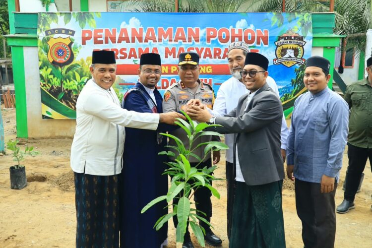 Kapolda Aceh Irjen Pol Ruddi Setiawan bersama jajaran pejabat utama foto bersama usai menanam puluhan pohon di Yayasan Pendidikan Islam YPI Dayah Mini Aceh Gampong Alue Naga Kecamatan Syiah Kuala Kota Banda Aceh Jumat 30 Oktober 2026FOTO Ist