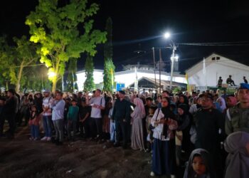 Masyarakat dari berbagai daerah memadati arena utama penutupan MTQ ke-35 tingkat Kabupaten Aceh Besar di Lapangan Kemukiman Bung Cala, Kecamatan Kuta Baro, Jumat (30/10/2026) malam. FOTO/ MC ACEH BESAR