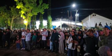 Masyarakat dari berbagai daerah memadati arena utama penutupan MTQ ke 35 tingkat Kabupaten Aceh Besar di Lapangan Kemukiman Bung Cala Kecamatan Kuta Baro Jumat 30102026 malam FOTO MC ACEH BESAR