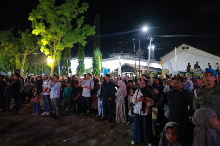 Masyarakat dari berbagai daerah memadati arena utama penutupan MTQ ke 35 tingkat Kabupaten Aceh Besar di Lapangan Kemukiman Bung Cala Kecamatan Kuta Baro Jumat 30102026 malam FOTO MC ACEH BESAR