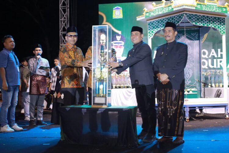 Bupati Aceh Besar H Muharram Idris menyerahkan piala bergilir kepada Camat Peukan Bada Salamuddin ZM SE usai menjadi Juara Umum MTQ ke35 Tingkat Kabupaten Aceh Besar pada malam penutupan di arena utama Lapangan Kemukiman Bung Cala Kecamatan Kuta Baro Jumat 30102026 malam FOTOPROKOPIM ACEH BESAR KETIKKABARcom Bupati Aceh Besar H Muharram Idris menyerahkan piala bergilir kepada Camat Peukan Bada Salamuddin ZM SE usai menjadi Juara Umum MTQ ke 35 Tingkat Kabupaten Aceh Besar pada malam penutupan di arena utama Lapangan Kemukiman Bung Cala Kecamatan Kuta Baro Jumat 30102026 malam FOTOPROKOPIM ACEH BESAR