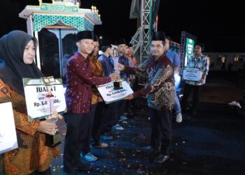 Razi Ukhrawi dari Kecamatan Kreung Barona Jaya yang berhasil meraih Juara I pada cabang Tilawah Dewasa Putra MTQ ke-35 tingkat Kabupaten Aceh Besar di Lapangan Kemukiman Bung Cala, Kecamatan Kuta Baro, Jumat (30/10/2026) malam. FOTO/ MC ACEH BESAR