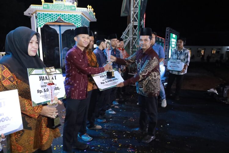 Razi Ukhrawi dari Kecamatan Kreung Barona Jaya yang berhasil meraih Juara I pada cabang Tilawah Dewasa Putra MTQ ke35 tingkat Kabupaten Aceh Besar di Lapangan Kemukiman Bung Cala Kecamatan Kuta Baro Jumat 30102026 malam FOTO MC ACEH BESAR KETIKKABARcom Razi Ukhrawi dari Kecamatan Kreung Barona Jaya yang berhasil meraih Juara I pada cabang Tilawah Dewasa Putra MTQ ke 35 tingkat Kabupaten Aceh Besar di Lapangan Kemukiman Bung Cala Kecamatan Kuta Baro Jumat 30102026 malam FOTO MC ACEH BESAR