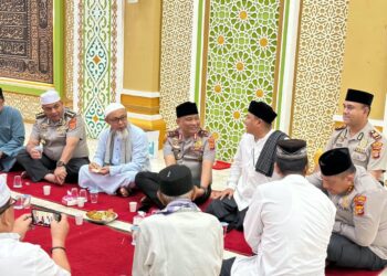 Kapolda Aceh Irjen Pol. Ruddi Setiawan berbaur langsung bersama warga usai melaksanakan shalat subuh di Masjid Baitussalihin, Ulee Kareng, Kota Banda Aceh, Sabtu (31/10/2026)./FOTO: Ist