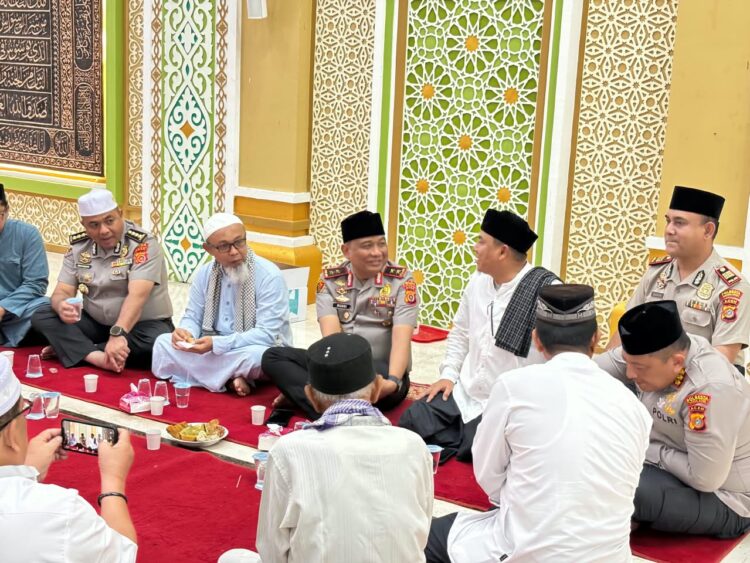 Kapolda Aceh Irjen Pol Ruddi Setiawan berbaur langsung bersama warga usai melaksanakan shalat subuh di Masjid Baitussalihin Ulee Kareng Kota Banda Aceh Sabtu 31102026FOTO Ist