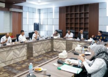 Tim penilai Komisi Informasi Aceh melakukan visitasi dan presentasi Monitoring dan Evaluasi (Monev) Keterbukaan Informasi Publik 2026 di Sekretariat DPRA, Banda Aceh, Rabu (23/9/2026). FOTO/Humas DPRA