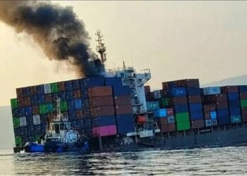 Kapal GFS Pride berbendera Singapura yang perlahan tenggelam setelah terkena ranjau laut di Selat Hormuz pada Rabu, 14/10/2026. FOTO: Russia Today