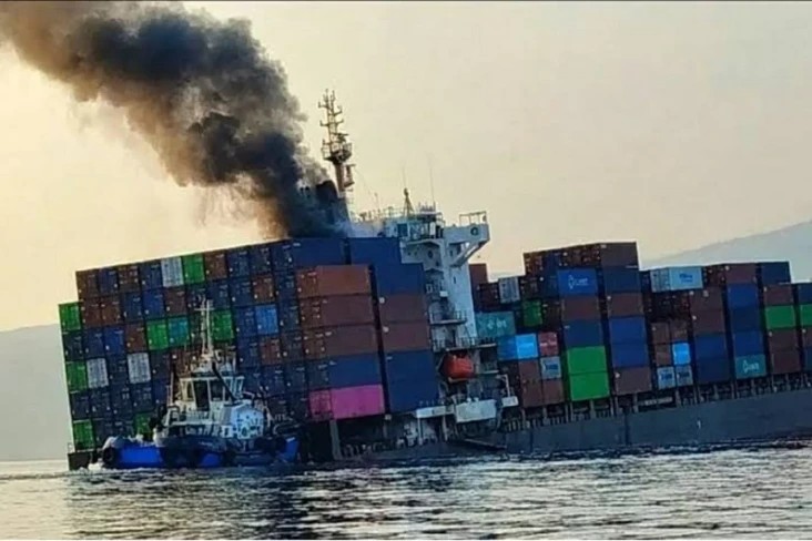 Kapal GFS Pride berbendera Singapura yang perlahan tenggelam setelah terkena ranjau laut di Selat Hormuz pada Rabu 14102026 FOTO Russia Today KETIKKABARcom Kapal GFS Pride berbendera Singapura yang perlahan tenggelam setelah terkena ranjau laut di Selat Hormuz pada Rabu 14102026 FOTO Russia Today