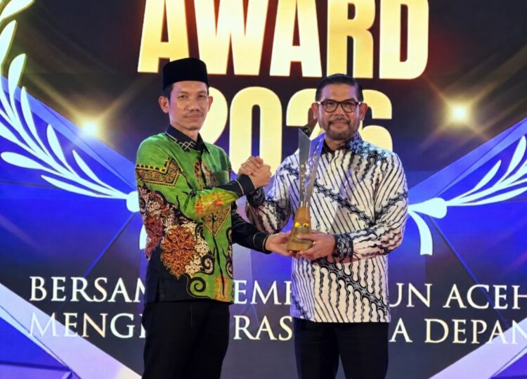 Anggota Komisi III DPR RI M Nasir Djamil meraih JAB Award 2026 kategori Tokoh Pembaharuan Hukum Nasional Penghargaan tersebut diserahkan langsung oleh Bupati Aceh Barat Tarmizi di Meulaboh Jumat 30102026 Foto Ist