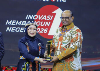 Dirjen Bina Administrasi Kewilayahan Kemendagri sekaligus Kaposko Wilayah Satgas PRR, Dr. Safrizal ZA, M.Si., menerima penghargaan Inovasi Membangun Negeri kategori Innovative Public Official Leader dengan predikat Kepemimpinan Kolaboratif dalam Masa Kritis dari tvOne, Sabtu (31/10/2026). Foto: (Humas PRR Wilayah Aceh).