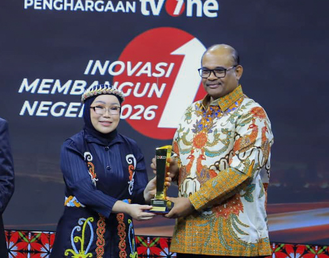 Dirjen Bina Administrasi Kewilayahan Kemendagri sekaligus Kaposko Wilayah Satgas PRR Dr Safrizal ZA MSi menerima penghargaan Inovasi Membangun Negeri kategori Innovative Public Official Leader dengan predikat Kepemimpinan Kolaboratif dalam Masa Kritis dari tvOne Sabtu 31102026 Foto Humas PRR Wilayah Aceh KETIKKABARcom Dirjen Bina Administrasi Kewilayahan Kemendagri sekaligus Kaposko Wilayah Satgas PRR Dr Safrizal ZA MSi menerima penghargaan Inovasi Membangun Negeri kategori Innovative Public Official Leader dengan predikat Kepemimpinan Kolaboratif dalam Masa Kritis dari tvOne Sabtu 31102026 Foto Humas PRR Wilayah Aceh
